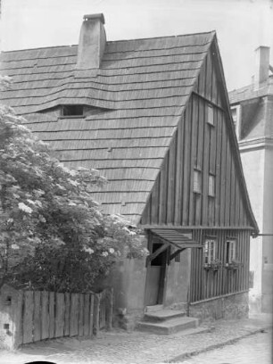 Bautzen, Vor der Fischerpforte 6. Sogenanntes Hexenhäuschen (vor 1604). Straßenansicht mit blühendem Holunderbusch
