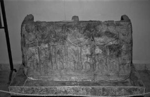 Kultbecken mit mythologischen Darstellungen — Frontseite: Relief mit Gabenbringern