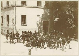 Motiv Geländeübung: 8. Kompanie des Regiments beim Gewehr reinigen hinter der grossen Infanteriekaserne, Garnison Stuttgart