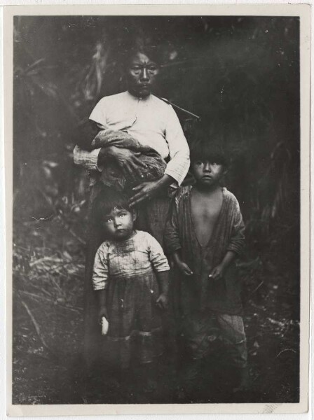 Guató woman with children on the Alto Paraguay