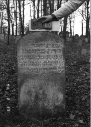 Grabstein 576 (Index: 100115326) Material: Sandstein Zustand: verwittert Maße HxBxT: 101x53x10 cm Beschreibung: Stele mit Segmentbogenabschluß: Grabstein 576