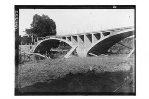 Zweibogige Brücke : Südthailand. Zweibogige Betonbrücke im Bau, 1912/1913