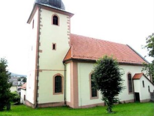 Grossentaft-Kirche von Norden mit Kirchturm (im Kern Spätgotischer Neubau 1497 mit Glockenstube 18 Jh) sowie Langhaus (Neubau 1740)