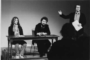 Die Schriftsteller Richard Pietraß und Volker Braun bei einer Lyrik-Lesung im Berliner Ensemble