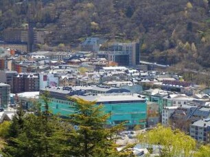 Andorra la Vella - Stadtübersicht : Stadtübersicht vom Berghang. Aufgenommen am 17. April 2012 im Zentrum der Hauptstadt Andorra la Vella