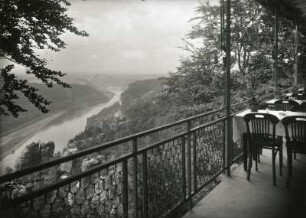 Lohmen. Bastei-Restaurant. Sonnenterrasse ("Weinterrasse"). Blick auf Wartturm und Elbtal abwärts gegen Stadt Wehlen