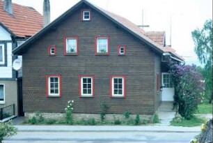 Haus mit Stülpschalung am Giebel