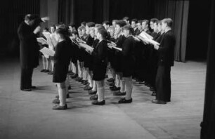 Aufnahmen eines Chorauftritts der "Petits Chanteurs á la Croix de Bois" und Leitung von Abbé Fernand Maillet in Berlin