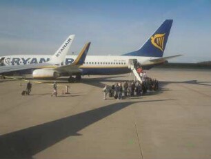 Airport Hahn - Passagiere besteigen eine Boeing 737 : Die vormalige US-Air Base bei Hahn im Hunsrück wird jetzt als ziviler Flughafen vor allem von der irischen Gesellschaft Ryanair genutzt. Aufgenommen am 26. Oktober 2010