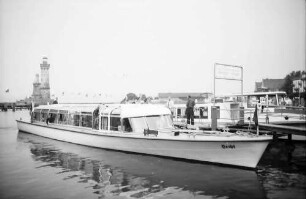 Lindau: Motorschiff im Hafen