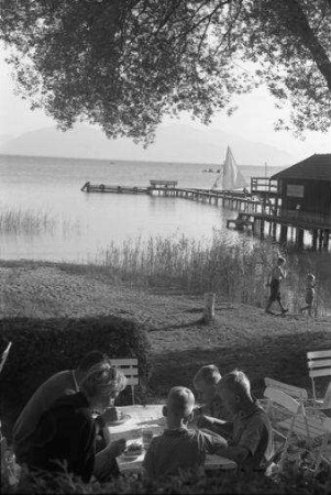 Seebruck: Strandcafé mit zwei Gästen und drei Kindern