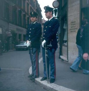 Rom. Zwei Polizisten der Carabinieri auf Streife am Eingang der Via Condotti