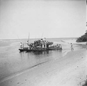 Fähre über den Río Ekuku : Blick auf eine Fähre, die den Río Ekuku kurz vor seiner Mündung in den Atlantik überqueren wird.