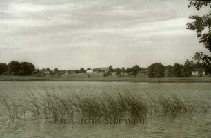 Lütjensee, dahinter Bauernhof