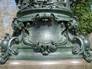 Fahnenmast mit Sockel