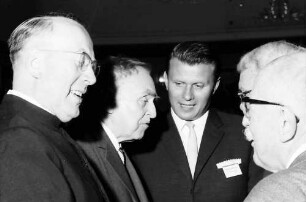 17. Tagung 1967 Chemiker; Eröffnungsfeier: Kardinal König, Otto Hahn, Oberbürgermeister Steurer, Harold C. Urey und Leopold Ruzicka rechts angeschnitten