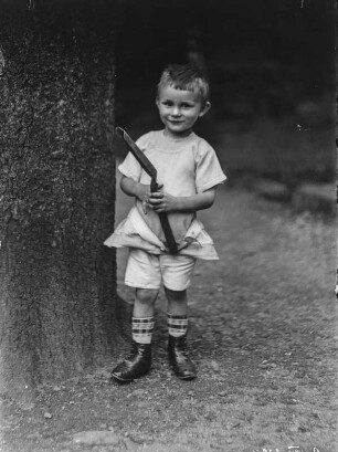 Lothar Zimmermann. : Portrait von Lothar Zimmermann mit einem Spielzeug. Er ist der Neffe von Rudolf Zimmermann, der Sohn seiner Bruders Friedrich August, genannt Fritz
