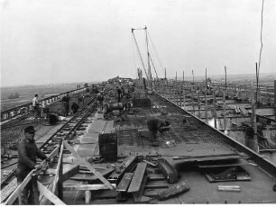Rheinbrücke Frankenthal (Theodor-Heuss-Brücke), km 565,185 - 566,014 Bewehrung der Fahrbahndecke, auf Buckelbleche aufgeschweißt Rechts im Bild die Stahlkonstruktion der Überb. der Fahrbahn Saarbrücken - Mannheim, linkes Feld d. Rh.. Baubeginn: Oktober 1938, Einsturz der Stahlbrücke: 12.12.1940, Einstellung der Arbeiten: Ende 1941,Weiterbau: April 1949, Verkehrsübergabe Fahrbahn Mannheim - Saarbrücken: 9.9.1950, Bau der Fahrbahn Saarbrücken - Mannheim: August 1960 -September 1963. Endgültige Fertigstellung: 12.6.1964.
