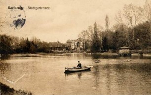 Postkartenalbum mit Motiven von Karlsruhe. "Karlsruhe. Stadtgartensee". Stadtgartensee mit Eingang der Festhalle