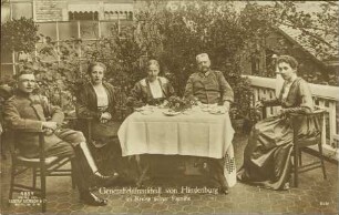 Generalfeldmarschall von Hindenburg im Kreise seiner Familie