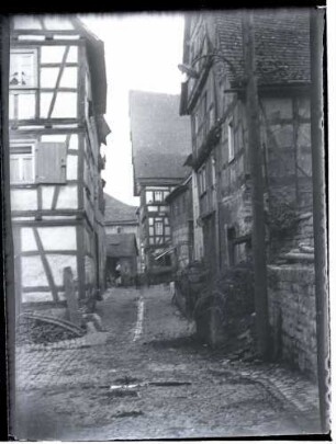 keine Angaben; Gasse mit Fachwerkhäusern