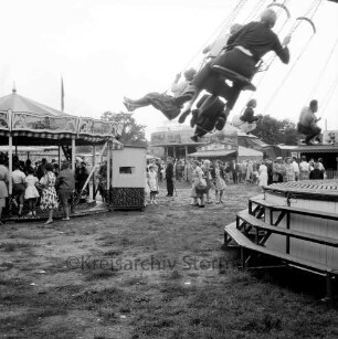 Volks- und Schützenfest: Schützenverein von Trittau und Umgebung e.V.: Festplatz mit Karussells, Buden und Besuchern: vorn rechts Kettenkarussell