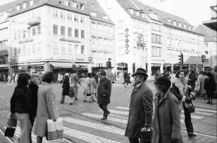 Freiburg: Fußgänger um den Bertoldsbrunnen