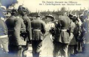 Auguste Viktoria verabschiedet die Offiziere des I. Garde-Regiments mit Rosen