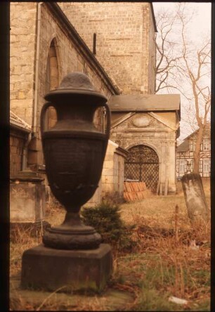 Quedlinburg, St. Aegidii : Nordseite, ehem. Friedhof, Grab in Vasenform.
