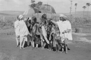 Priester der Amhara : Priester der Amhara posieren im Schutz von Sonnenschirmen auf einem Platz in Hagere Maryam
