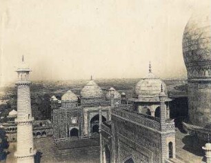 Agra, Indien. Taj Mahal (1631-1648, A. Fazel, U. A. Lahori). Blick über die Kuppeln