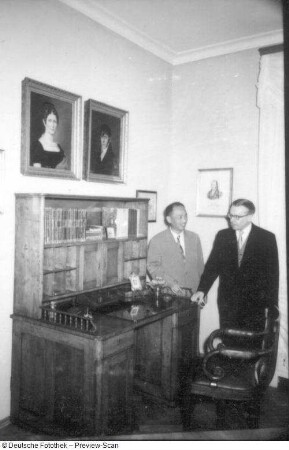 Zwickau. Schumann-Fest 1956. Konzertveranstaltungen. Besucher im Robert-Schumann-Haus Zwickau, Hauptmarkt 5, Ecke Münzstraße