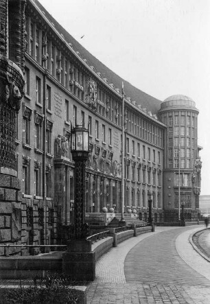 Leipzig, Deutsche Bücherei : Leipzig, Deutscher Platz 1. Deutsche Bücherei (1913-1916; E. Waldow, Oskar Pusch). Teilfassade