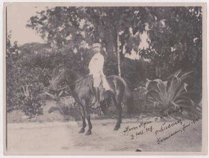 Willibald von Stuemer zu Pferde, Daressalam 1900