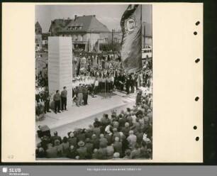 Denkmalweihe zum 15. Jahrestages der SED. Bergsteigerchor singt vor Gästen auf dem Platz vor dem Kurhaus : Dirigent: Hermann Otto