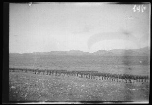 Fort Monte Arruit (südwestliche Selouane, Marokko): Breite Heeresaufstellung [des spanischen 8. Kavallerie-Regiments "Lusitania"] auf einem weiten Feld mit Bergland im Hintergrund während einer Feldmesse (Distanzaufnahme)
