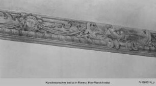 Gemalte Rahmenleiste mit ornamentalen und figürlichen Darstellungen