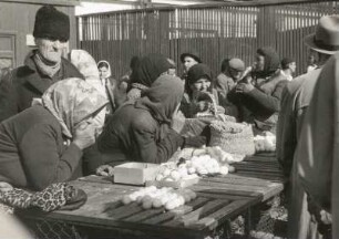 Sofia, Bulgarien. Markt. Einheimische auf dem Bauernmarkt an einem Eierstand