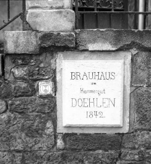 Inschrifttafel zur Erinnerung an das Brauhaus Döhlen. Sandstein. Datiert 1842. Freital-Döhlen, ehemaliges königliches Kammergut, Mauer am Treppenaufgang