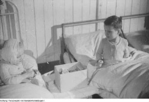 Deutsche Kriegsgefangene in Jugoslawien spenden Pakete für Kinder in Deutschland - Auspacken der Geschenke im Kinderkrankenhaus, 1948