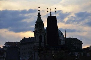 Turmsilhouetten : Prager Türme im abendlichen Gegenlicht, vorn der Kleinseiter Brückenturm der Karlsbrücke