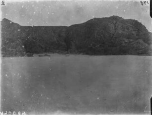Klippen : Blick über den Strand zu auftragenden Klippen in einer Bucht.