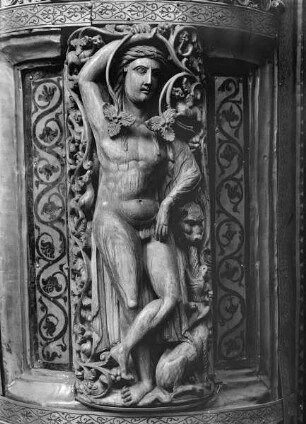 Evangelienkanzel Heinrichs II. in geschlossenem Zustand mit Treppenrampe — Ambo Heinrichs II. in geöffnetem Zustand — Bacchus