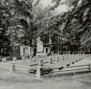 Friedrichshain. Ehrenfriedhof der Sowjetarmee : Felixsee-Friedrichshain. Ehrenfriedhof der Sowjetarmee. Nach 1945. Anlage von Südosten