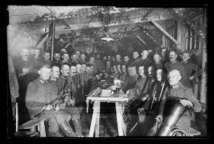 Soldatenfeier im Unterstand (Gruppenbild)