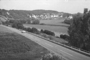 Solnhofen: Altmühltal bei Solnhofen, von oben mit Straße