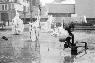 Basel: [Tinguely-]Brunnen vor dem Stadttheater, vereist