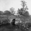 Lübecker Straße / B 75: Auebrücke am Schloss: Abriss der "Bauernbrücke" für Neubau: Seitenansicht: mit frei liegenden Rohren und Kabel: im Hintergrund Schloss