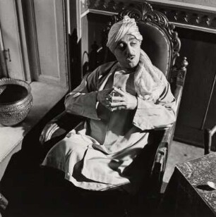 New Yorker Restaurantbesitzer mit Turban (Harper's Bazaar)