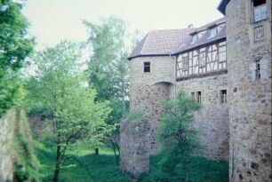 Blick vom westlichen Mittelturm zum Hungerturm; Schlossgraben